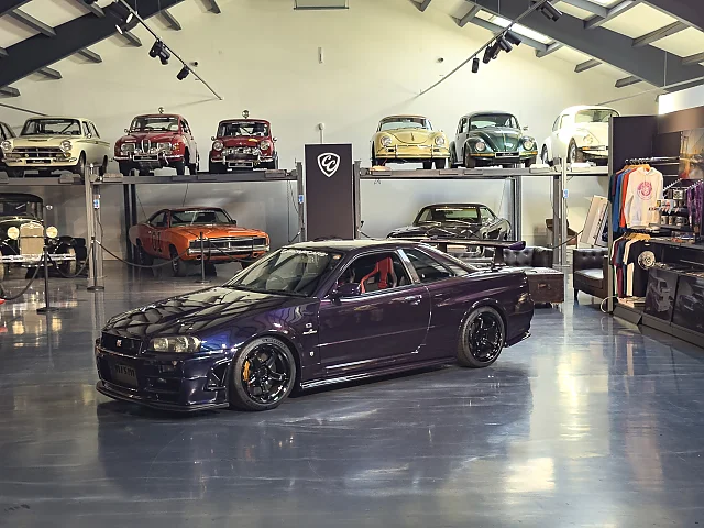 1999-nissan-gt-r-r34-vspec1-chromecars-seitlich-garage
