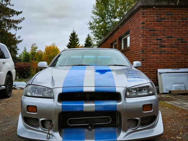nissan-skyline-r34-gtr-2-fast-2-furious-frontansicht-blaue-streifen
