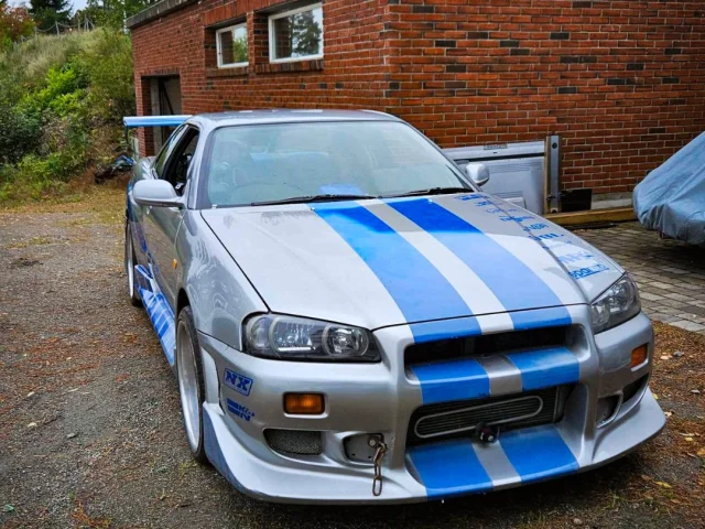 nissan-skyline-r34-gtr-2-fast-2-furious-hero-car-front-seitlich