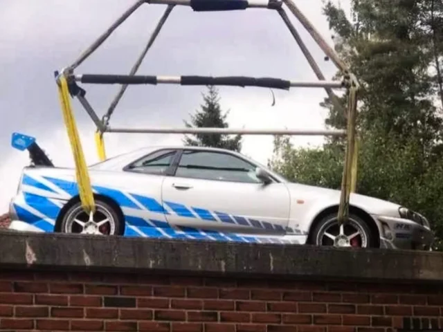 nissan-skyline-r34-gtr-bergung-kran-wohnzimmer-fund-norwegen