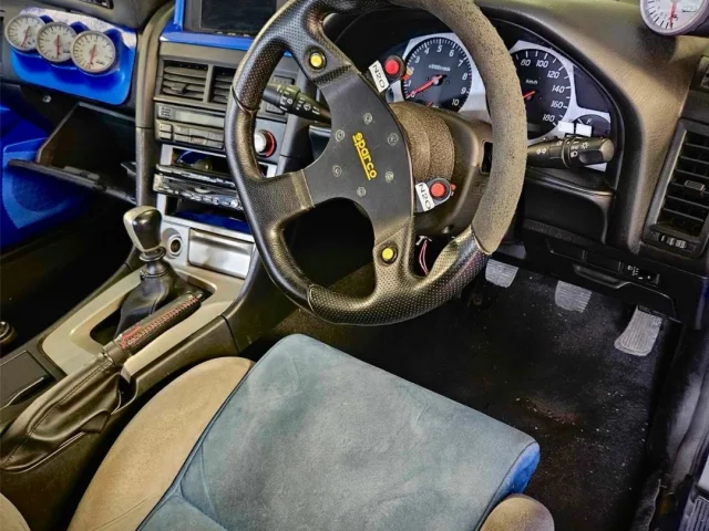 nissan-skyline-r34-gtr-cockpit-sparco-lenkrad-zusatzinstrumente