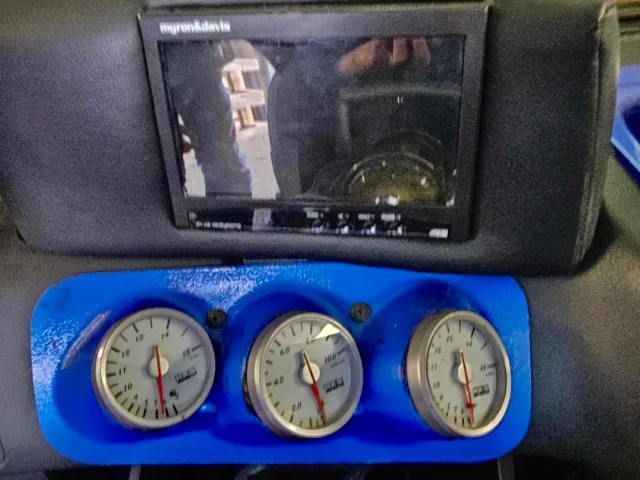 nissan-skyline-r34-gtr-dashboard-zusatzanzeigen-hks-gauges-monitor