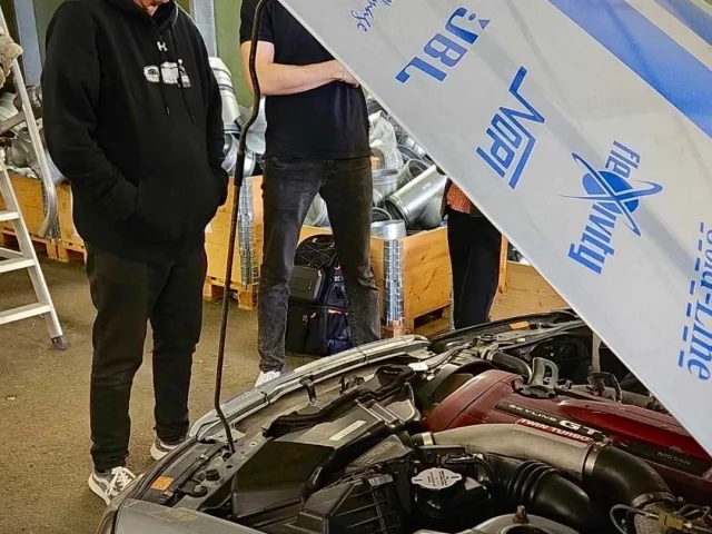 nissan-skyline-r34-gtr-motorraum-inspektion-sponsor-aufkleber-motorhaube