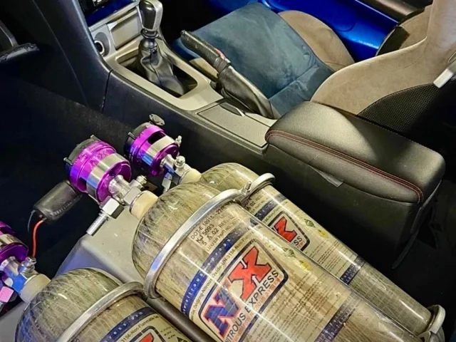 nissan-skyline-r34-gtr-nitrous-express-nos-flaschen-innenraum