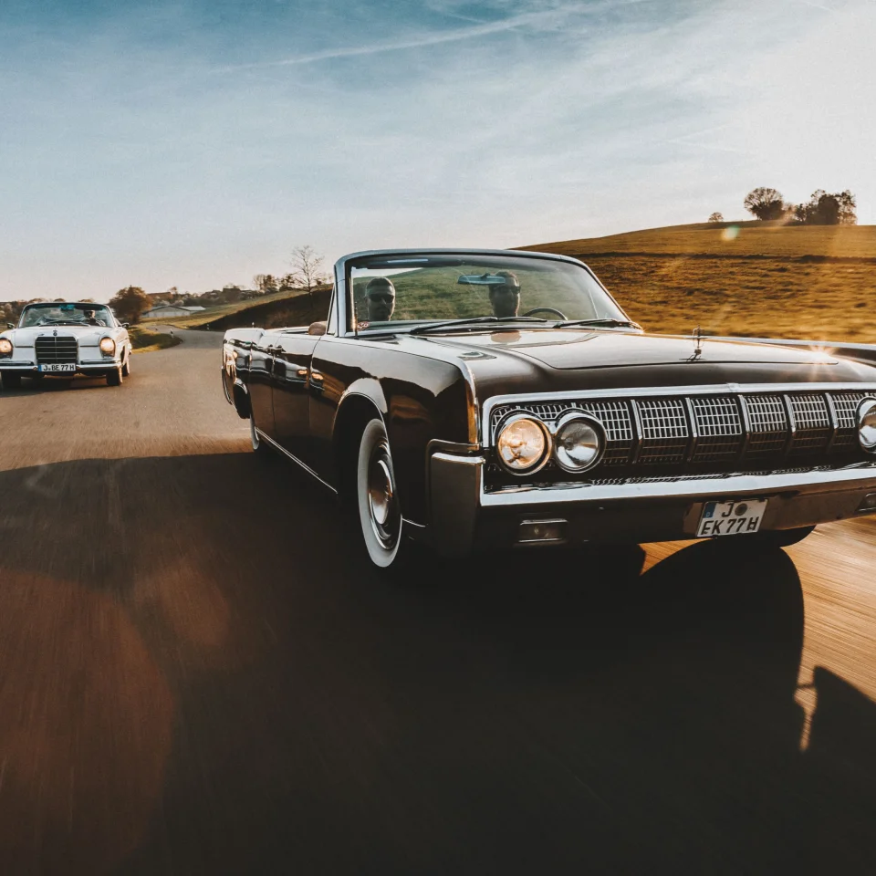 Klassiker von ChromeCars auf der Straße - Lincoln Continental und Mercedes W112