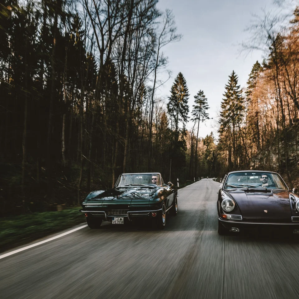 Klassiker von ChromeCars auf der Straße - Porsche 911 und Corvette C2