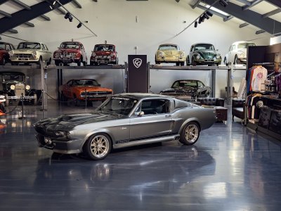 eleanor-mustang-moviecar-mit-klassikern-showroom